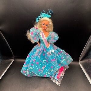 Barbie She's The Prettiest Present of All 1993 Birthday Doll Vintage Shoes Gown